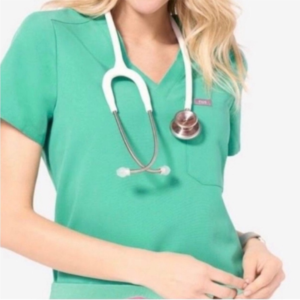 FIGS Surgical Green One Pocket Scrub Top medium